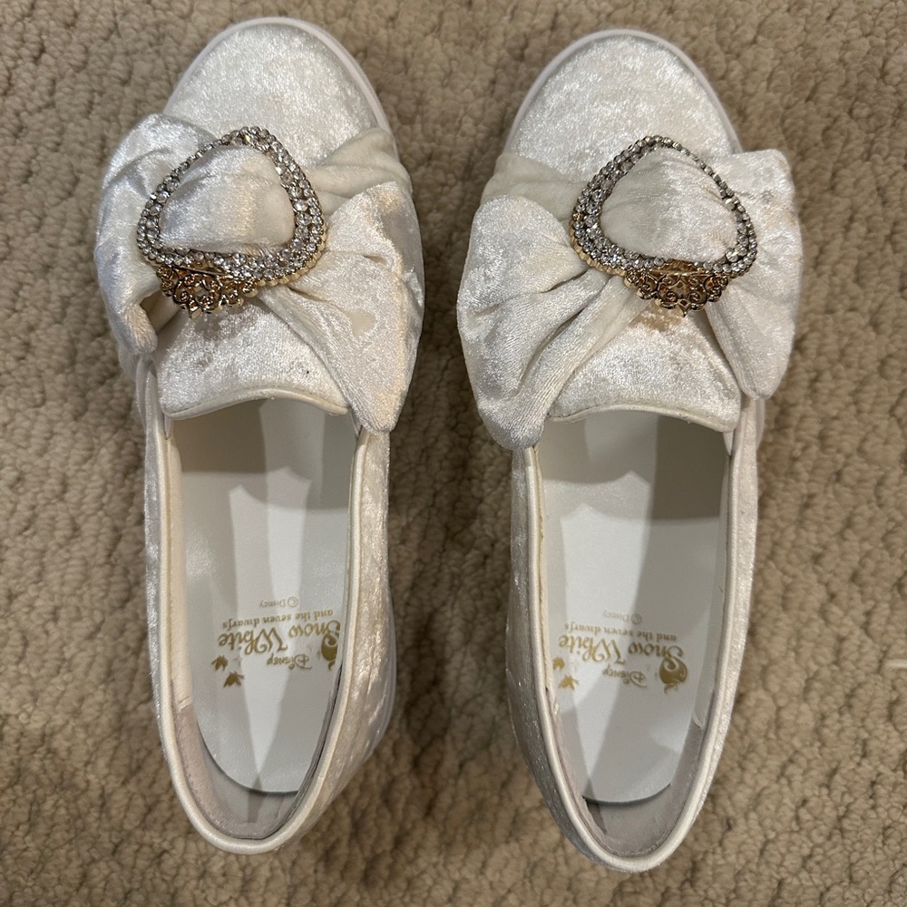 GraceGift Snow White Shoes
Size 37 US 6.5
New, never worn
